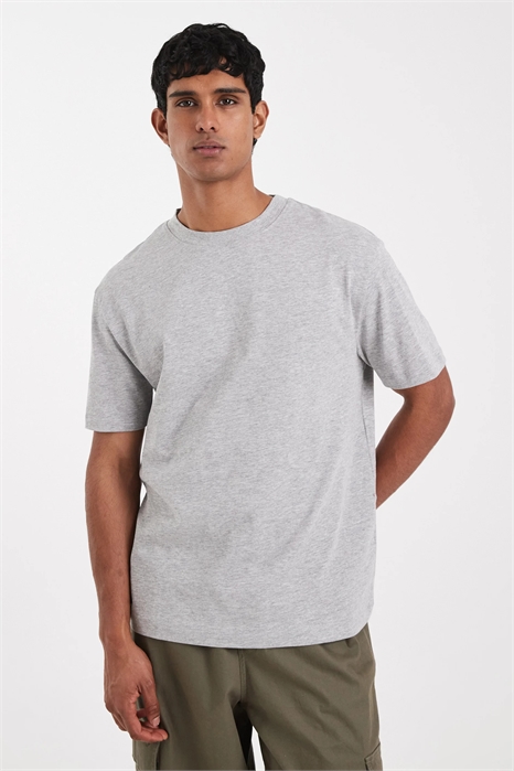 Свободная футболка из плотной ткани артикул 149385668