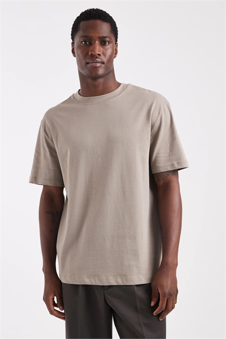 Свободная футболка из плотной ткани артикул 149385833