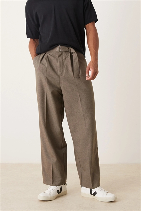 Стильные брюки с широкими брючинами и поясом, с складкой спереди артикул 136286428