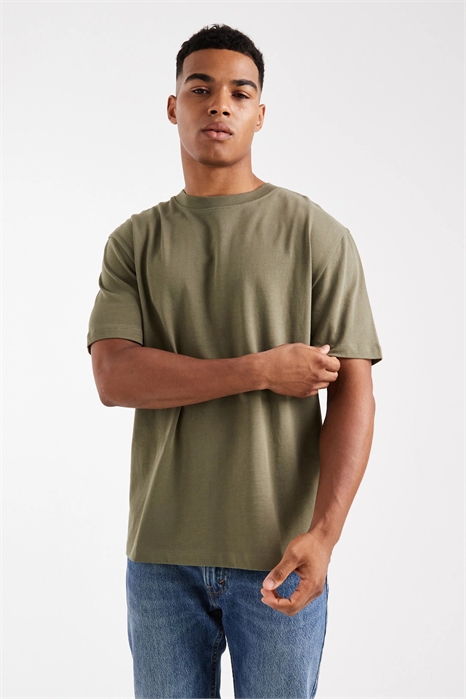 Свободная футболка из плотной ткани артикул 149385768