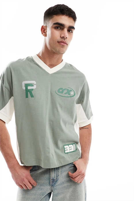 Футболка свободного кроя с заниженными плечами, вставками из другого материала и спортивной графикой артикул 141219335