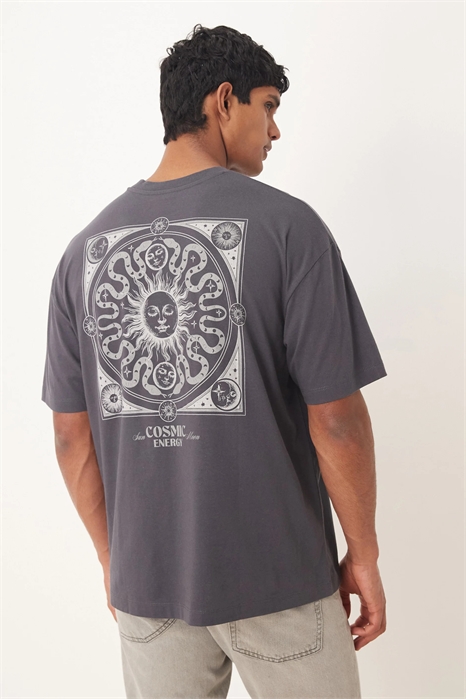 Футболка свободного кроя с изображением небесных тел артикул 148516857