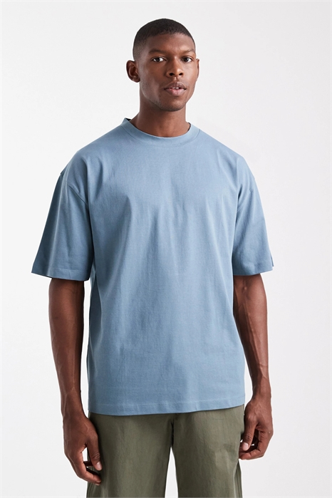 Футболка с круглым вырезом и свободным кроем от Essentials артикул 149385612