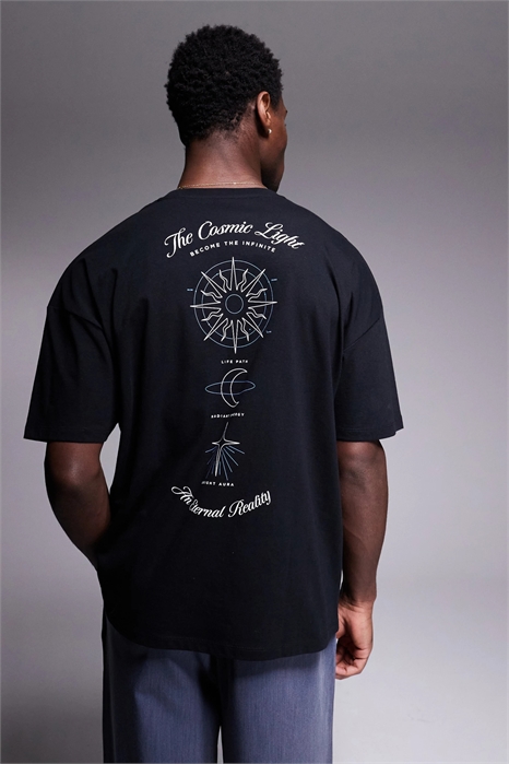 Футболка свободного кроя с заниженными плечами и изображением небесных тел артикул 141219327