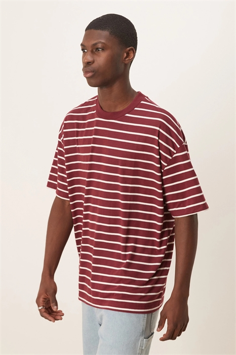 Футболка свободного кроя артикул 141464356