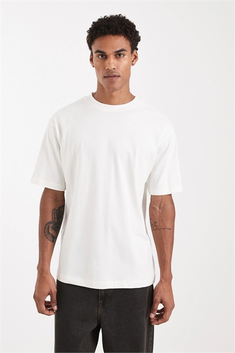 Свободная футболка из плотной ткани артикул 152902508