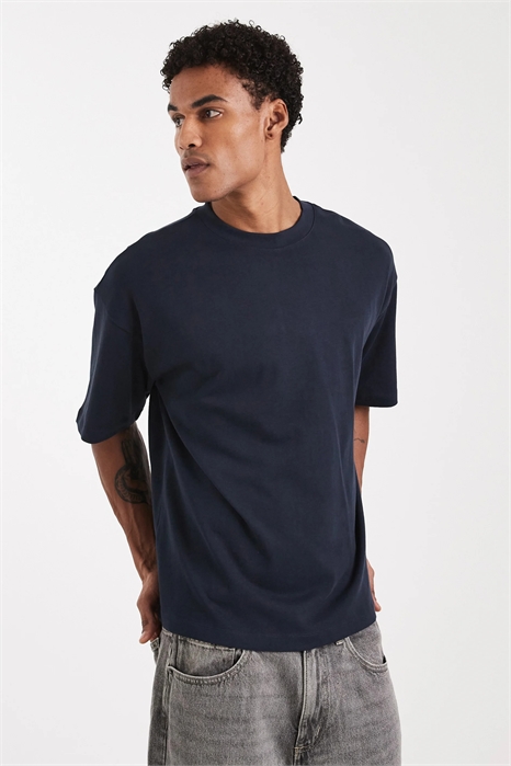 Объемная футболка свободного кроя из плотной ткани артикул 152902394