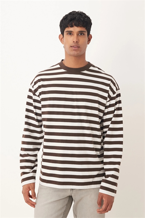 Футболка свободного кроя с длинными рукавами артикул 149423327