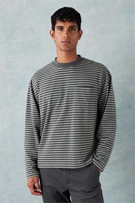 Тяжелая футболка свободного кроя с длинными рукавами и карманом артикул 146781916