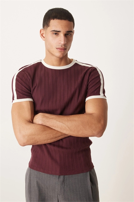 Футболка с круглым вырезом и облегающим кроем, с контрастной вставкой артикул 150932237