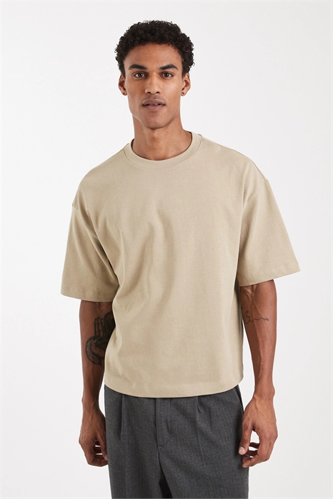 Объемная футболка свободного кроя из плотной ткани артикул 152902526