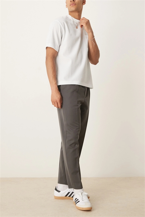 Стильные брюки свободного кроя с зауженными штанинами и складкой спереди артикул 142167331