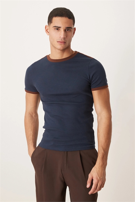 Футболка облегающего кроя с контрастными вставками артикул 150932181