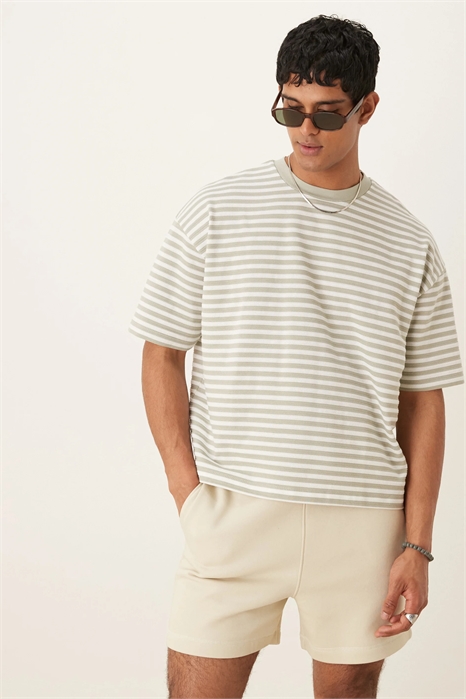 Футболка свободного кроя артикул 141464350