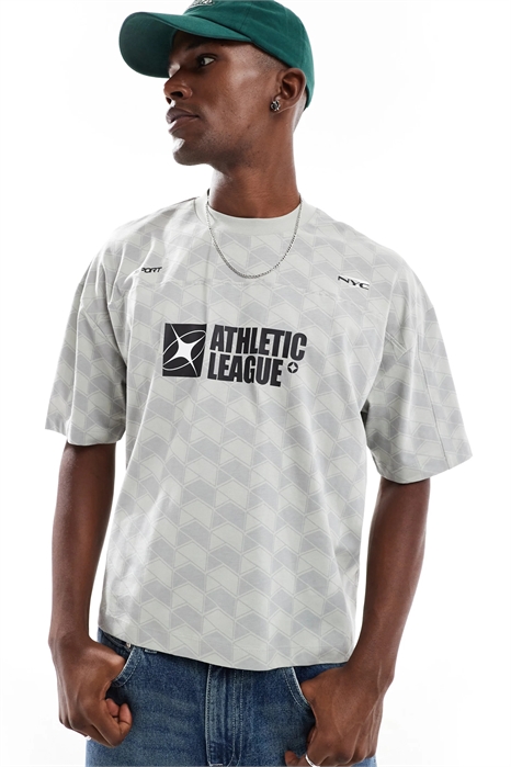 Объемная футболка прямого кроя со спортивным принтом артикул 140855938