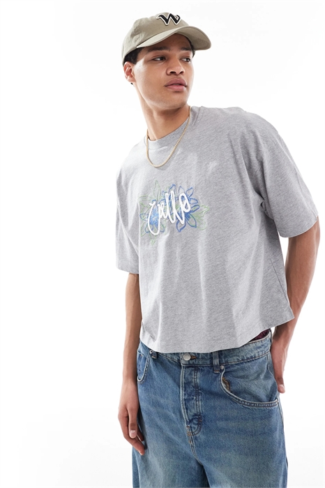 Укороченная футболка свободного кроя с цветочной вышивкой и объемным текстом артикул 142431587