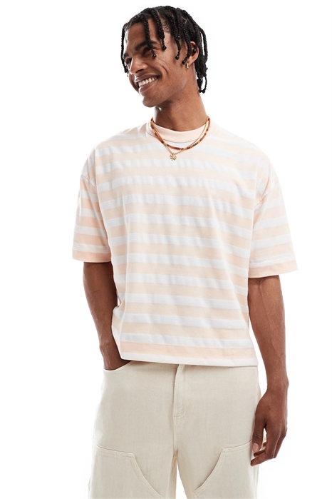 Объемная футболка свободного кроя из плотной ткани артикул 141464346