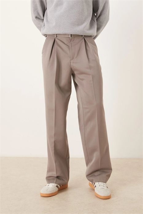 Стильные брюки с широкими брючинами и плиссировкой, украшенные ремнем артикул 148066484