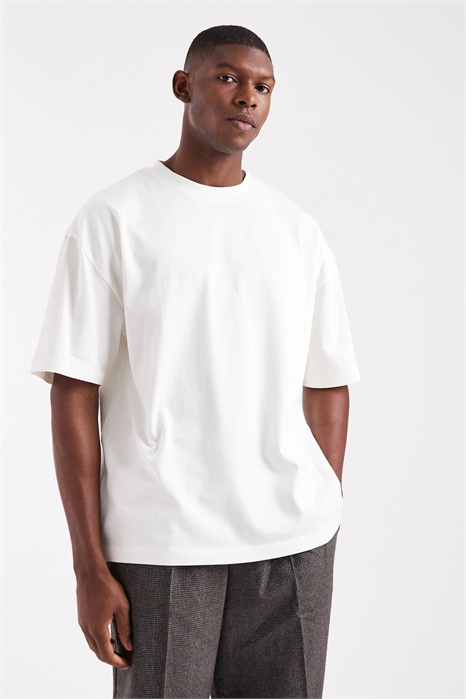 Объемная футболка свободного кроя артикул 151022249