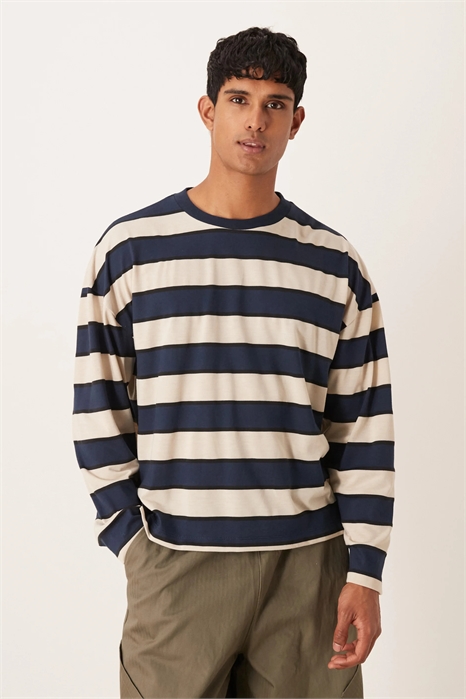 Объёмная футболка свободного кроя с длинными рукавами и заниженными плечами артикул 149592139