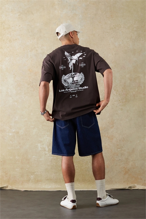 Футболка свободного кроя с уличным принтом артикул 142657793