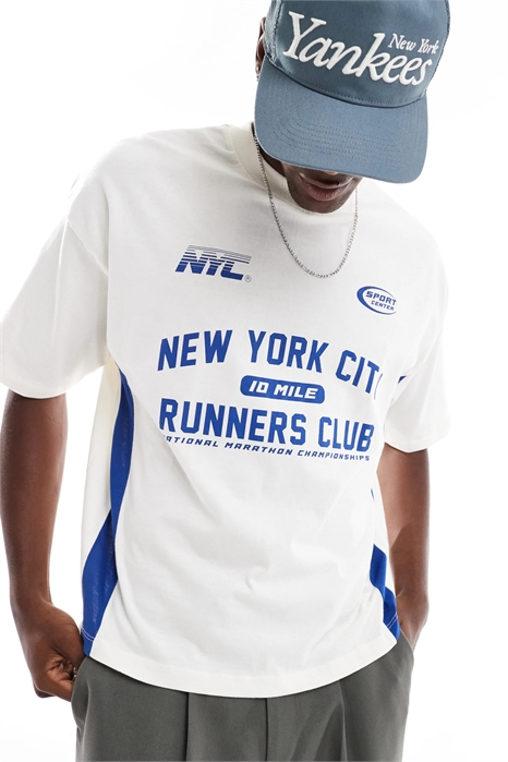 Объёмная футболка свободного кроя с вставками из другого материала и спортивной графикой артикул 141219295