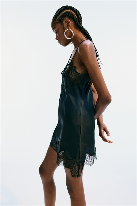 Атласный топ на бретелях с кружевной отделкой артикул 1323131002