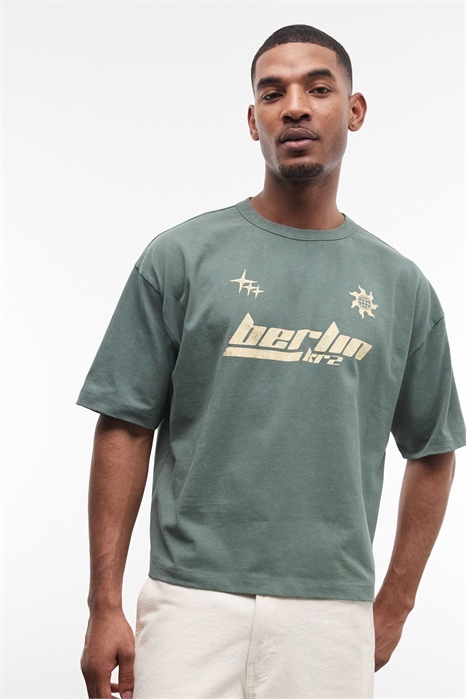 Объемная футболка свободного кроя из плотной ткани с принтом «Берлин» артикул 156130234