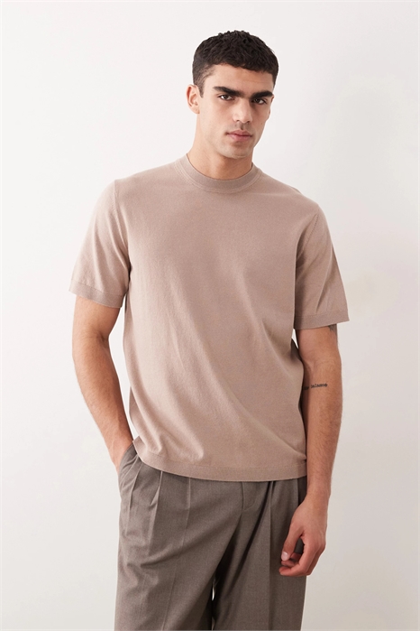 Удобная трикотажная футболка с круглым вырезом и короткими рукавами артикул 155473628