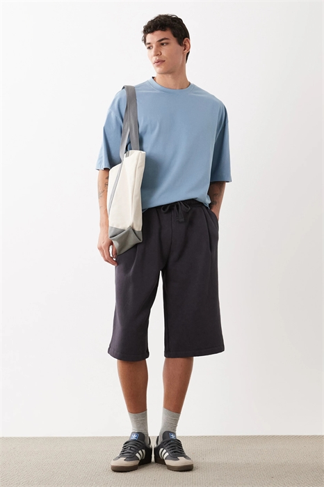 Широкие джинсовые шорты с эффектом потертости и складками артикул 155335728