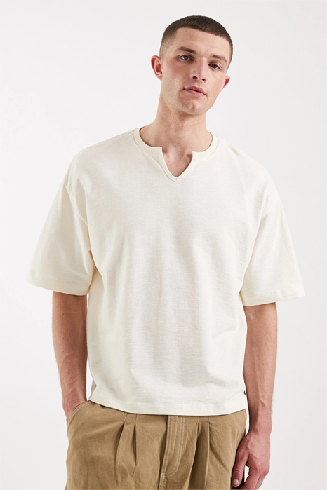 Объемная футболка прямого кроя с вырезом артикул 156007807