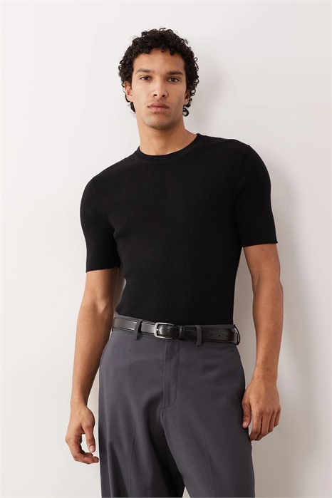 Фигурно облегающая трикотажная футболка с круглым вырезом из смесовой хлопковой ткани артикул 154264104