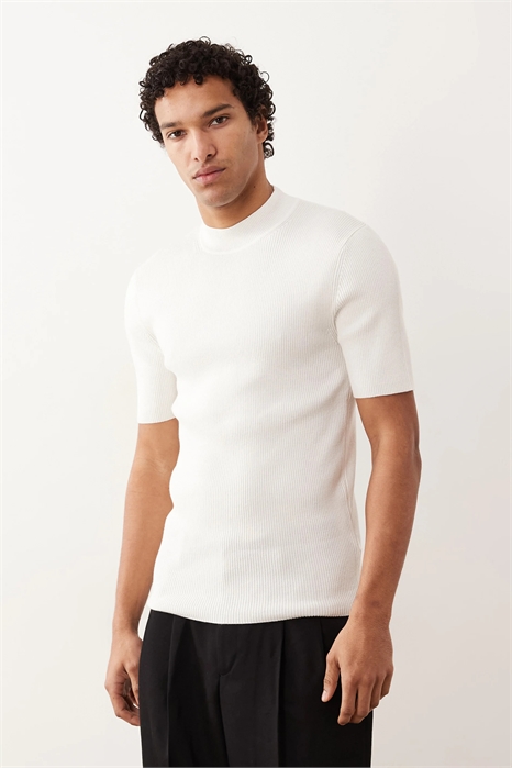 Футболка с высоким воротником-хомутом из трикотажа с ребристой фактурой из смешанного хлопка, облегающего кроя артикул 154264017