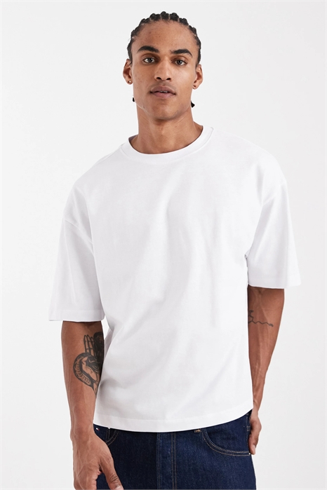 Объемная футболка свободного кроя из плотной ткани артикул 154745212