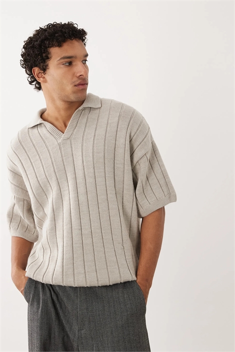 Трикотажная рубашка-поло с ребристой отделкой, короткими рукавами и вырезом с закруглёнными краями артикул 156105473