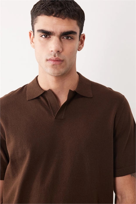 Полуформальная трикотажная рубашка-поло с вырезом и короткими рукавами артикул 155473490