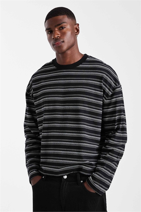 Объемная футболка свободного кроя с длинными рукавами артикул 146143954