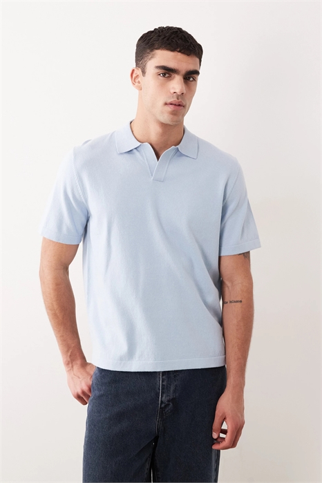 Полуформальная трикотажная рубашка-поло с вырезом и короткими рукавами артикул 155473204