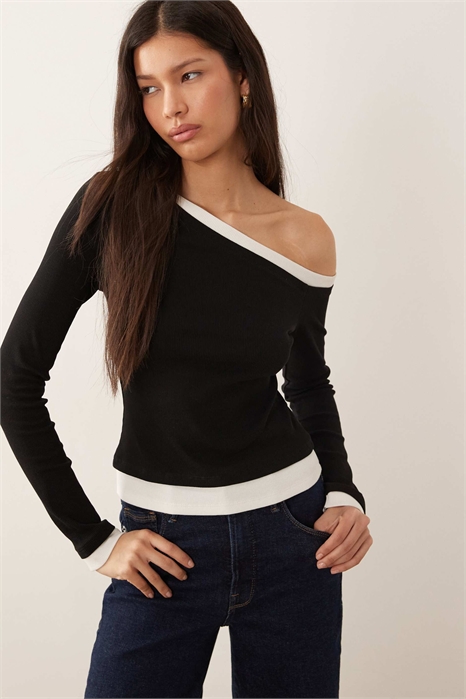 Однотонный двухслойный топ асимметричного кроя артикул 153256515