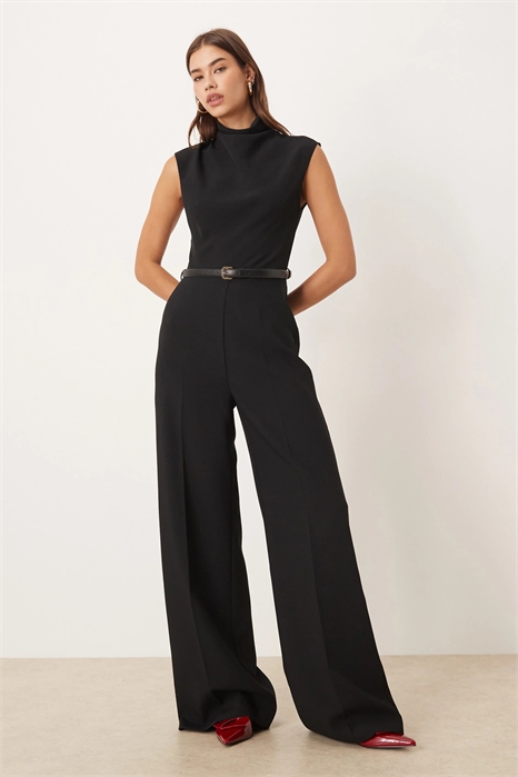 Комбинезон без рукавов с поясом артикул 151864702