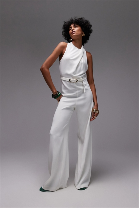 Комбинезон с высоким воротником и драпировкой, с золотым ремнем артикул 144642255