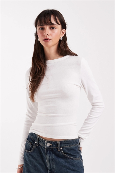 Мягкая укороченная футболка с длинными рукавами артикул 153839452