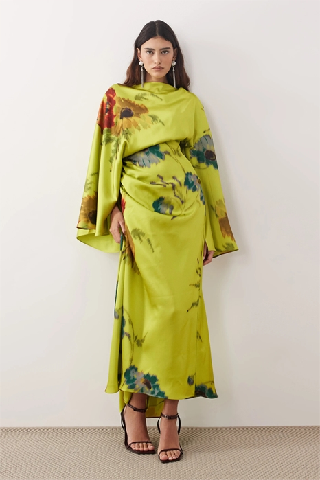 Макси-платье из атласа с высоким воротником и длинными рукавами артикул 152858286