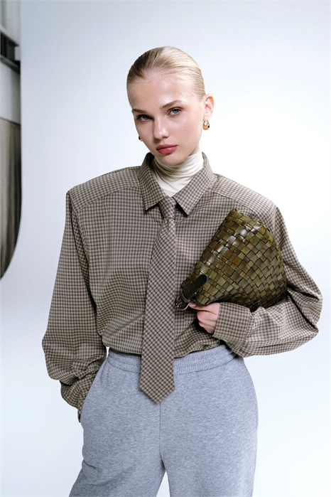 Хлопковая рубашка в стиле «Ноттинг-Хилл» свободного кроя с объемными плечевыми вставками, многофункциональной застежкой на пуговицах спереди и галстуком артикул 153890173