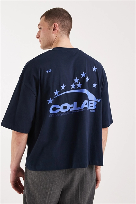 Объемная футболка прямого кроя с уличным принтом артикул 154636772