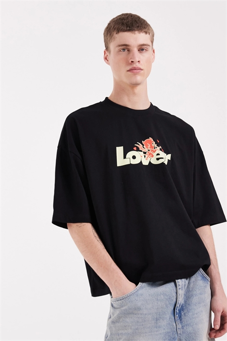 Объёмная футболка свободного кроя с принтом в виде влюблённых на груди артикул 154636901