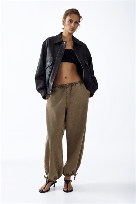 Джинсы с расклешенными штанинами артикул 1329868003