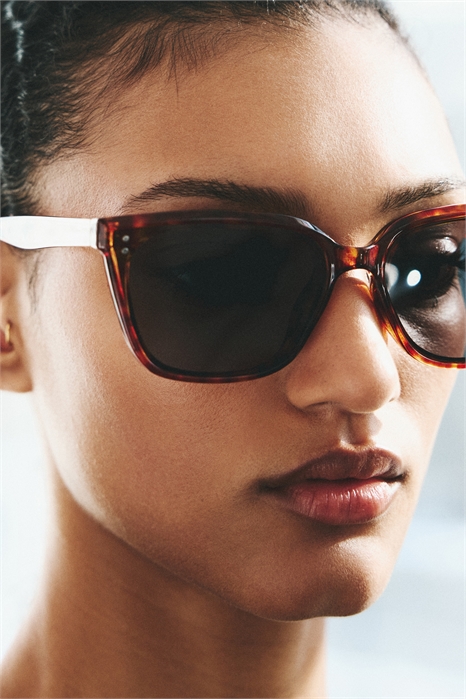 Солнцезащитные очки квадратной формы артикул 1332566001