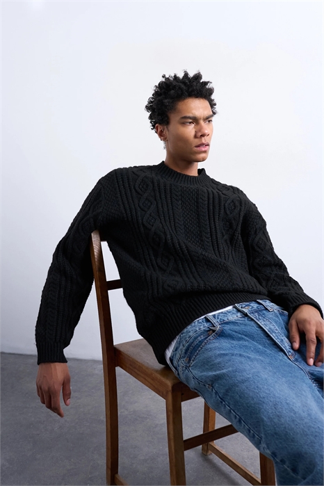 Свитер с крупной косой вязкой артикул 148889638