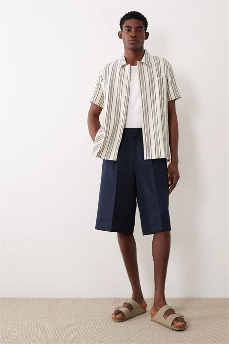 Стильные бермуды свободного кроя с плиссировкой артикул 152003375